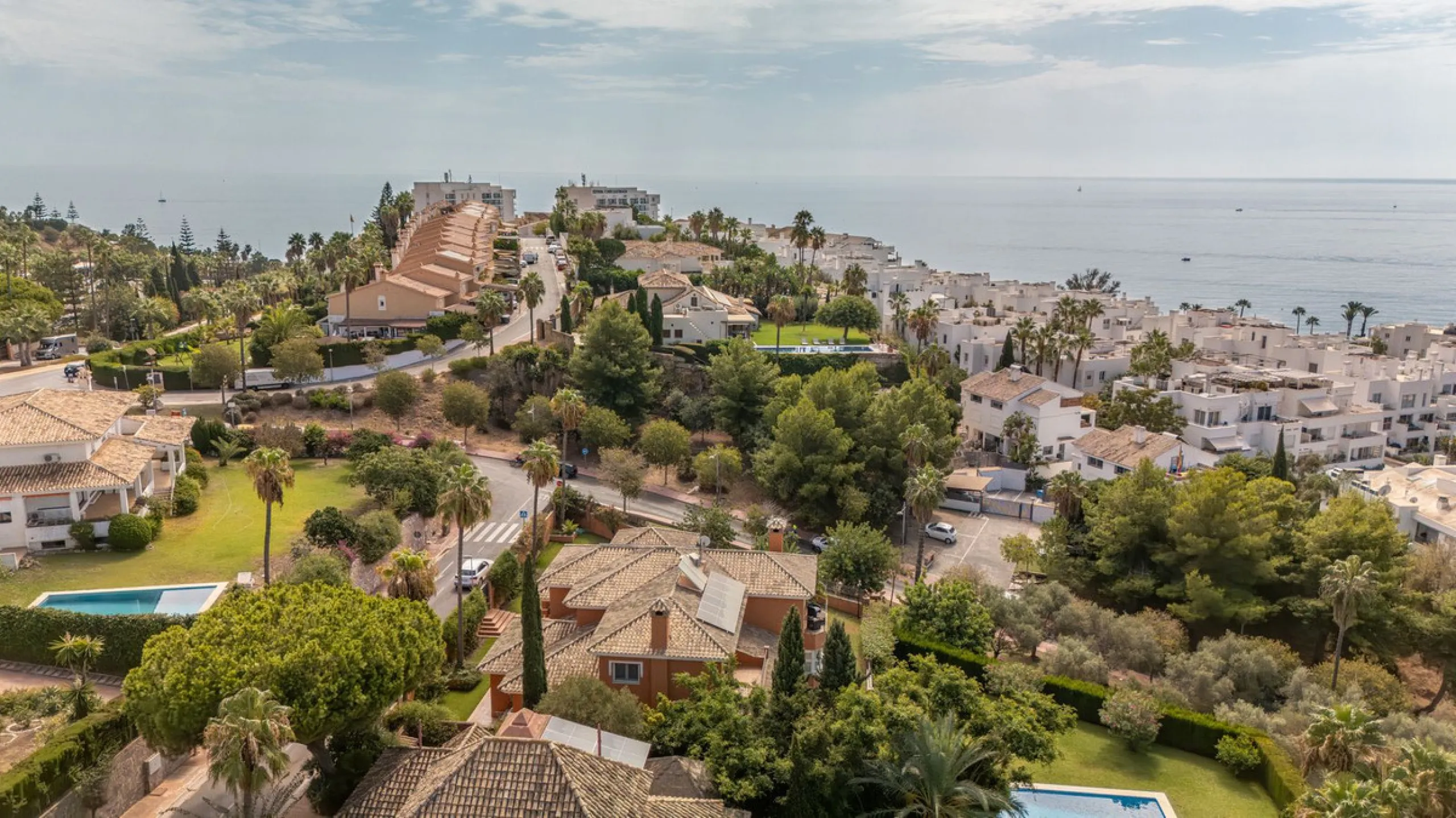 House - Detached Villa в продаже в Benalmadena, Málaga. В доме 6 спален и 5 ванных комнат. Площадь дома 658 м². Площадь участка 1510 м²