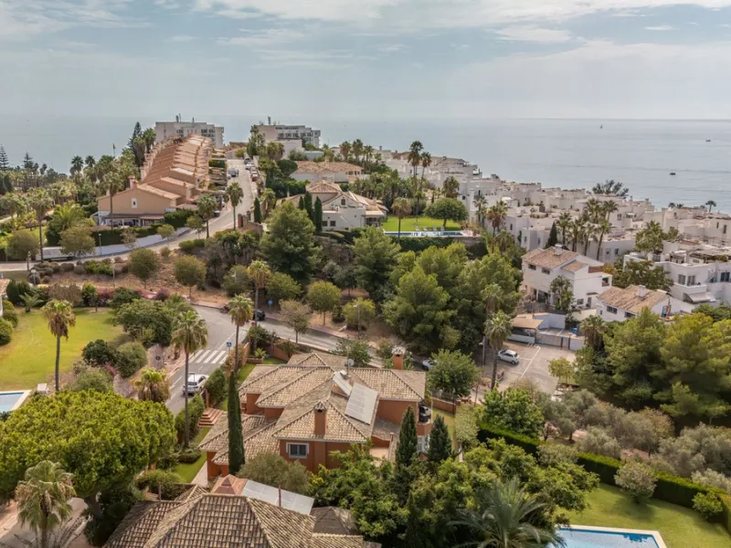 House - Detached Villa в продаже в Benalmadena, Málaga. В доме 6 спален и 5 ванных комнат. Площадь дома 658 м². Площадь участка 1510 м²