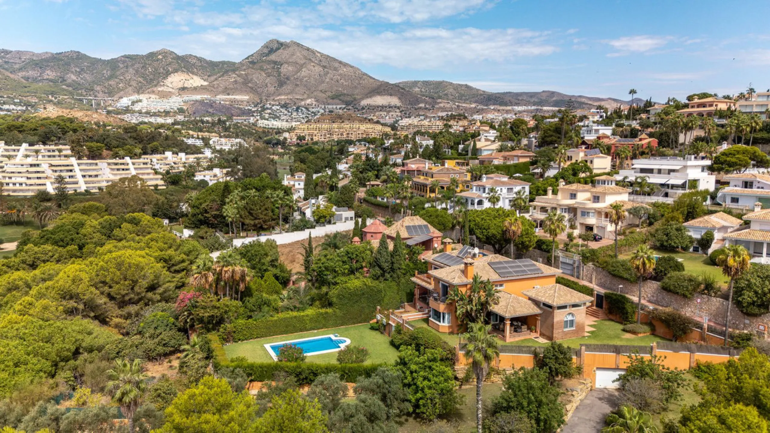 House - Detached Villa в продаже в Benalmadena, Málaga. В доме 6 спален и 5 ванных комнат. Площадь дома 658 м². Площадь участка 1510 м²