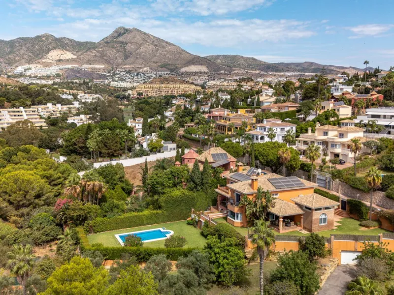House - Detached Villa в продаже в Benalmadena, Málaga. В доме 6 спален и 5 ванных комнат. Площадь дома 658 м². Площадь участка 1510 м²