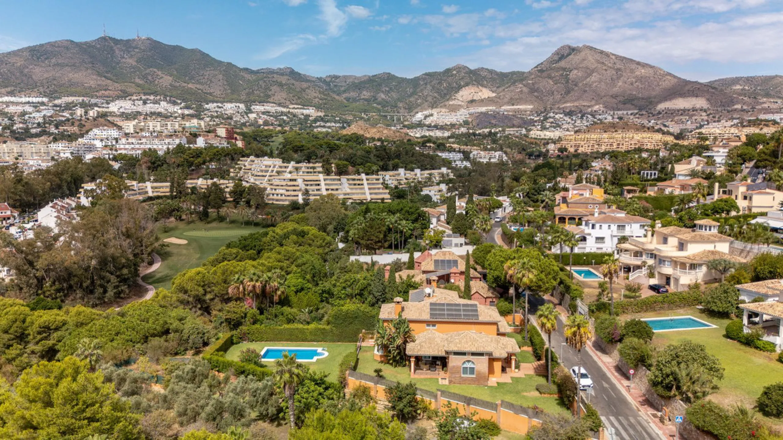 House - Detached Villa в продаже в Benalmadena, Málaga. В доме 6 спален и 5 ванных комнат. Площадь дома 658 м². Площадь участка 1510 м²