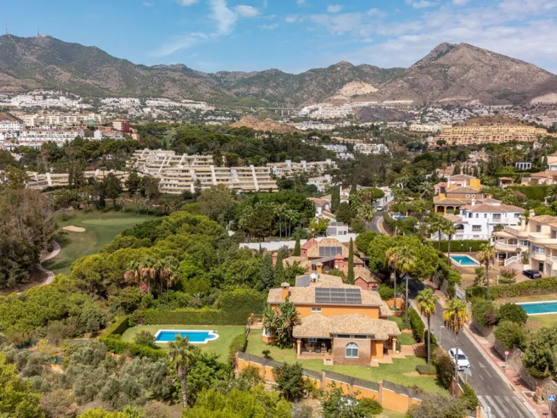 House - Detached Villa в продаже в Benalmadena, Málaga. В доме 6 спален и 5 ванных комнат. Площадь дома 658 м². Площадь участка 1510 м²