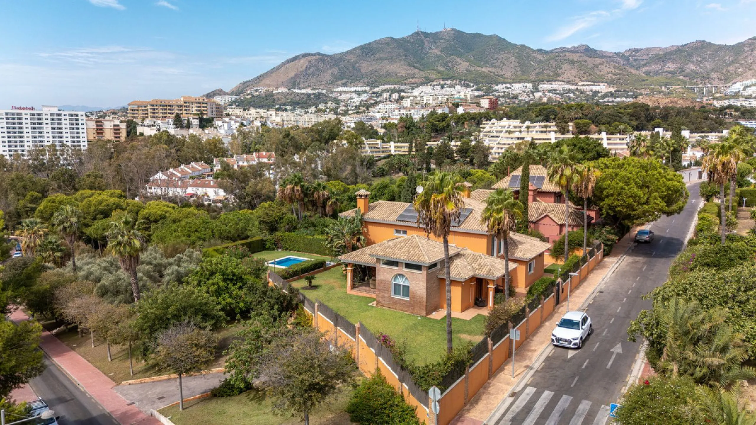 House - Detached Villa в продаже в Benalmadena, Málaga. В доме 6 спален и 5 ванных комнат. Площадь дома 658 м². Площадь участка 1510 м²