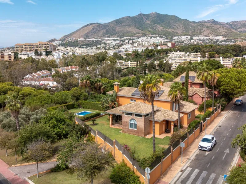 House - Detached Villa в продаже в Benalmadena, Málaga. В доме 6 спален и 5 ванных комнат. Площадь дома 658 м². Площадь участка 1510 м²