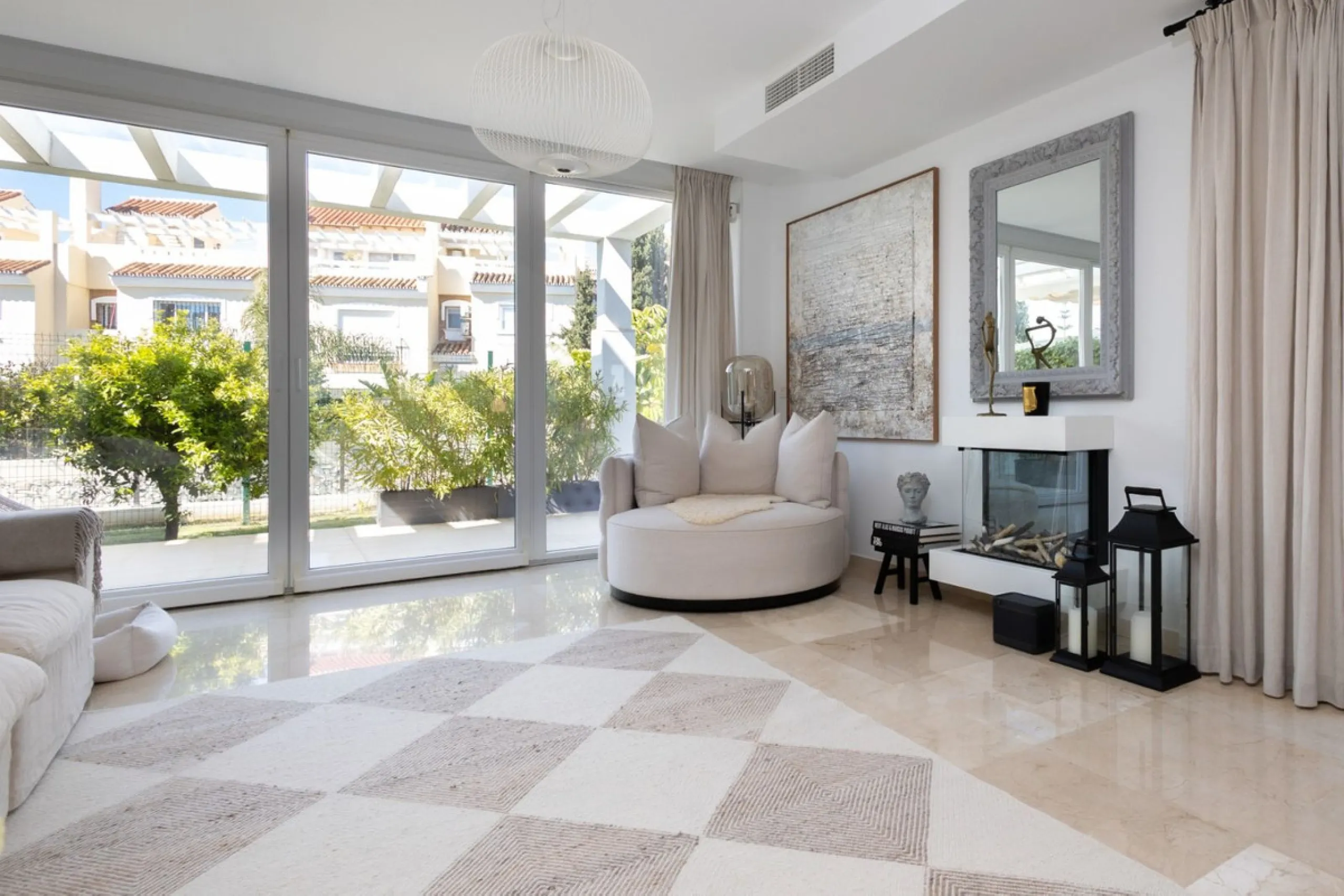 Price reduced by €70,000 - great deal! Location location location!