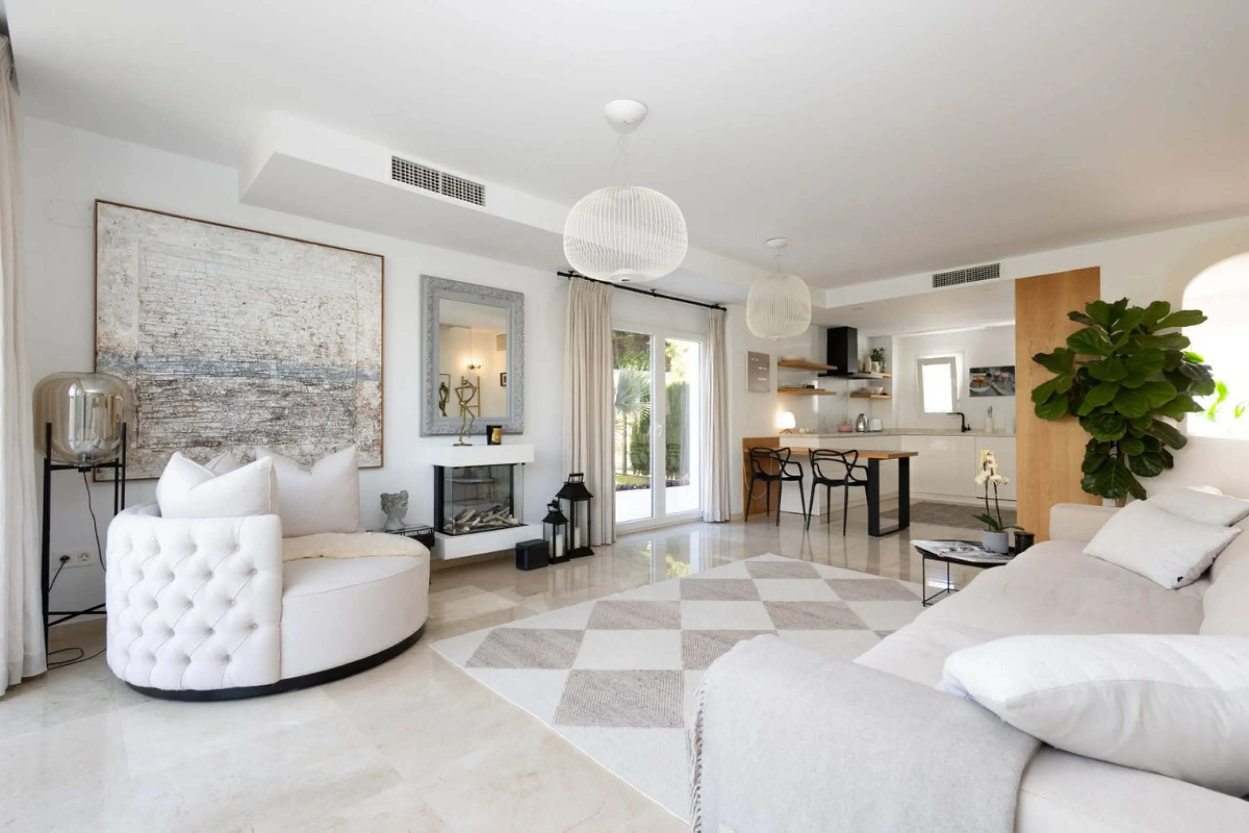 Price reduced by €70,000 - great deal! Location location location!