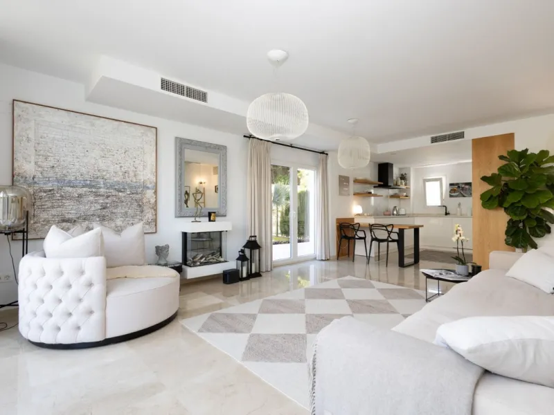 Price reduced by €70,000 - great deal! Location location location!