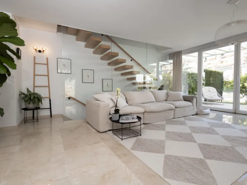 Price reduced by €70,000 - great deal! Location location location!