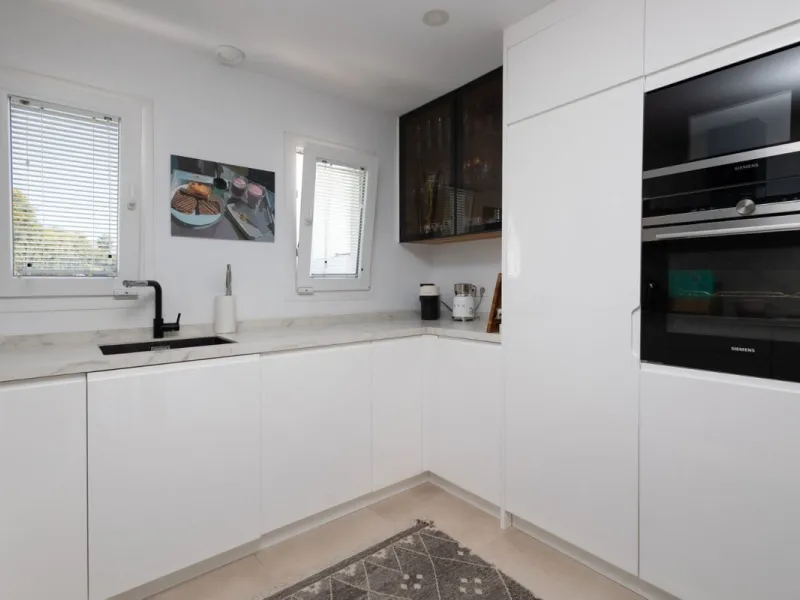 Price reduced by €70,000 - great deal! Location location location!