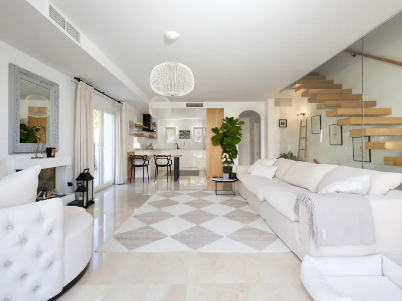 Price reduced by €70,000 - great deal! Location location location!