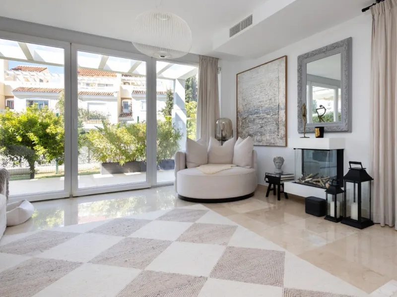 Price reduced by €70,000 - great deal! Location location location!