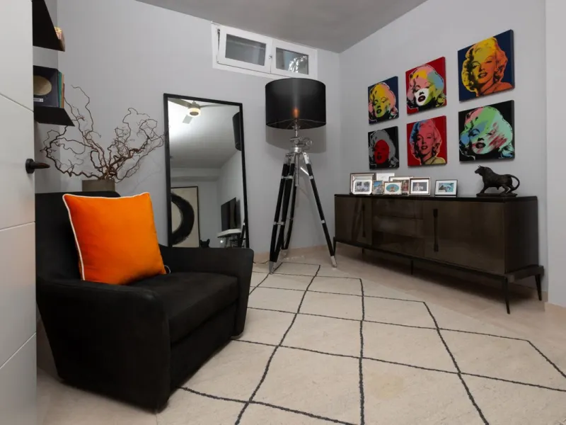 Price reduced by €70,000 - great deal! Location location location!