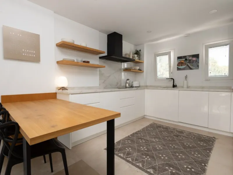 Price reduced by €70,000 - great deal! Location location location!
