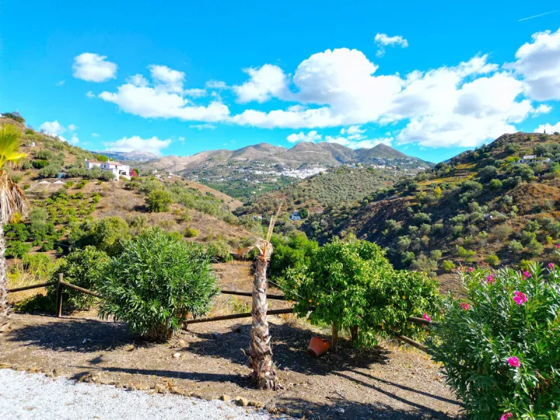 Country Villa with Pool, Garden & Breathtaking Mountain Views – Near Árchez, Málaga