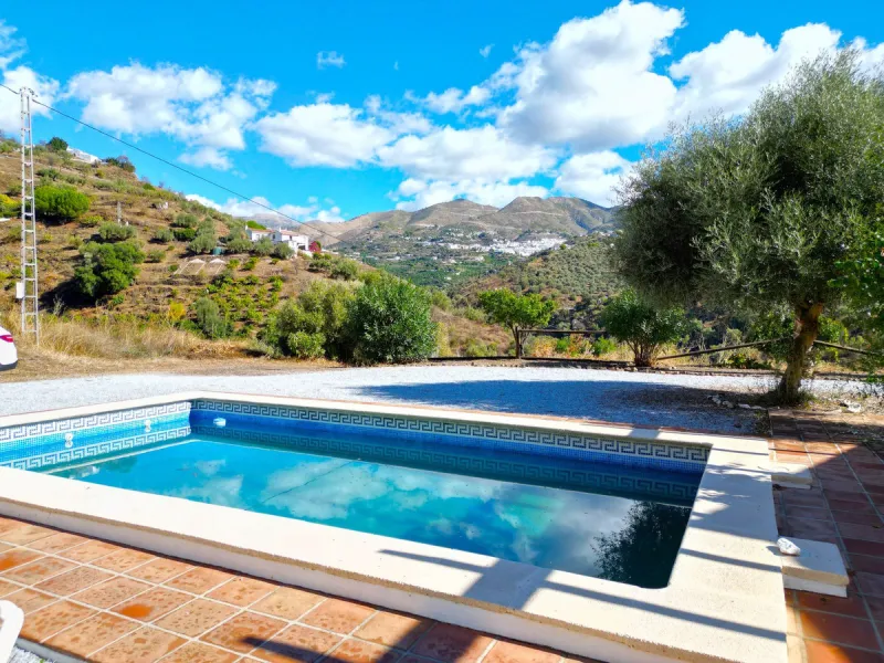 Country Villa with Pool, Garden & Breathtaking Mountain Views – Near Árchez, Málaga