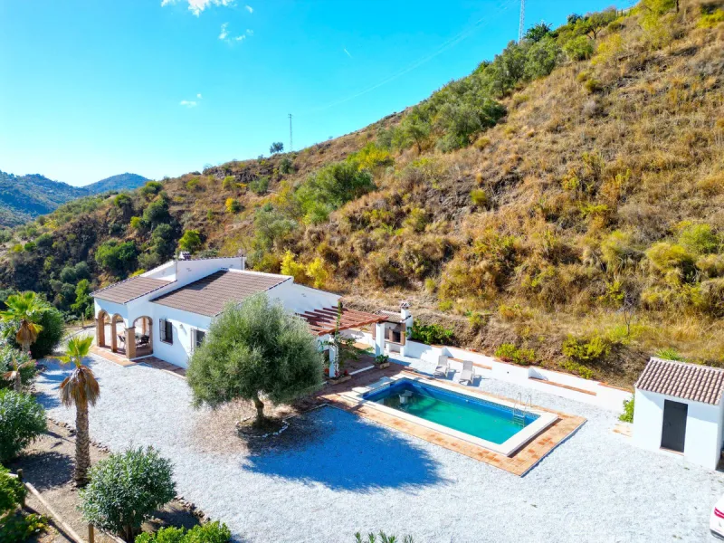 Country Villa with Pool, Garden & Breathtaking Mountain Views – Near Árchez, Málaga