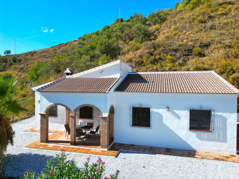 Country Villa with Pool, Garden & Breathtaking Mountain Views – Near Árchez, Málaga