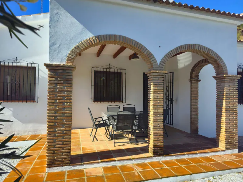 Country Villa with Pool, Garden & Breathtaking Mountain Views – Near Árchez, Málaga