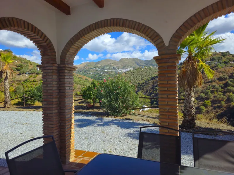 Country Villa with Pool, Garden & Breathtaking Mountain Views – Near Árchez, Málaga