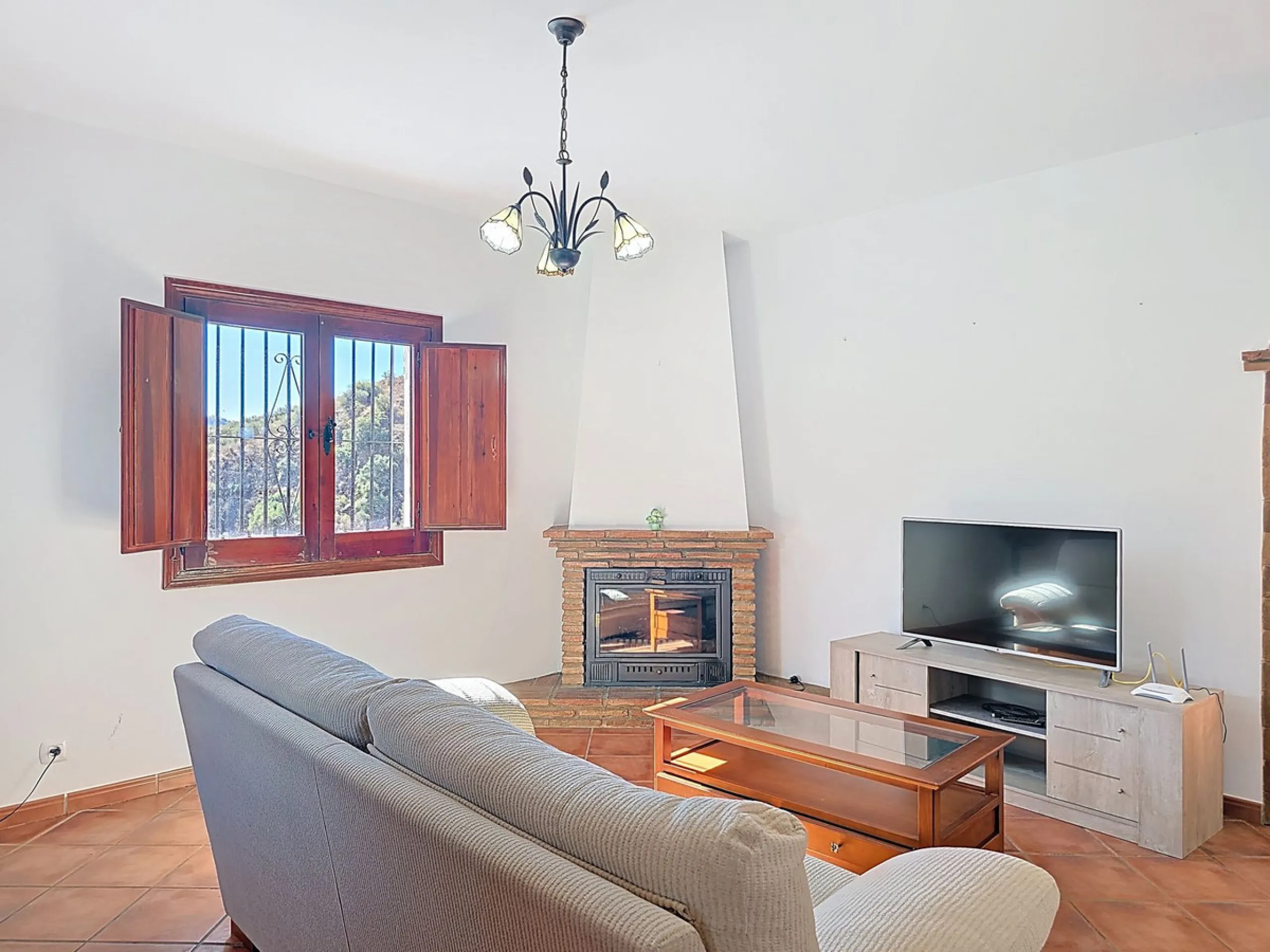 Country Villa with Pool, Garden & Breathtaking Mountain Views – Near Árchez, Málaga