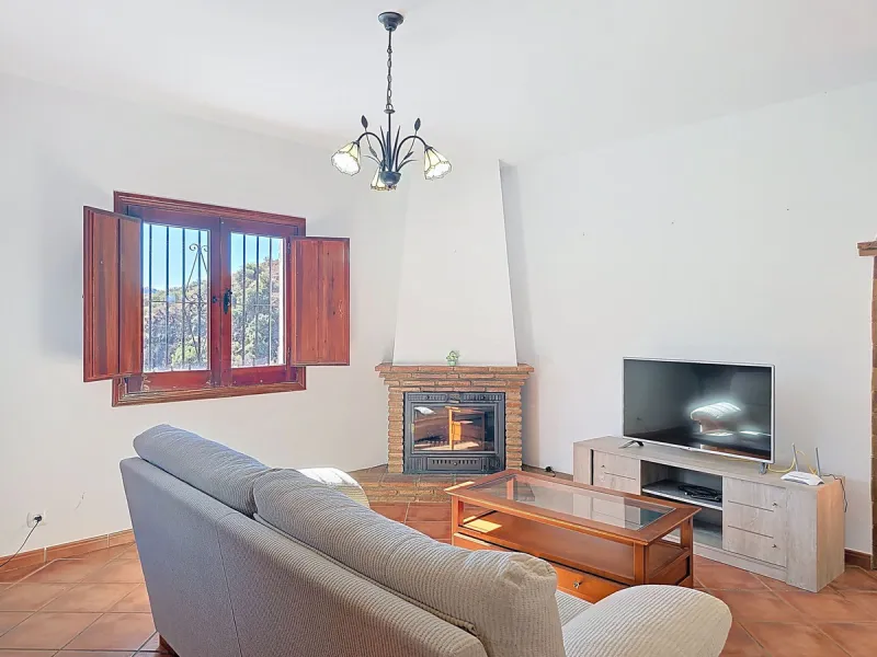 Country Villa with Pool, Garden & Breathtaking Mountain Views – Near Árchez, Málaga