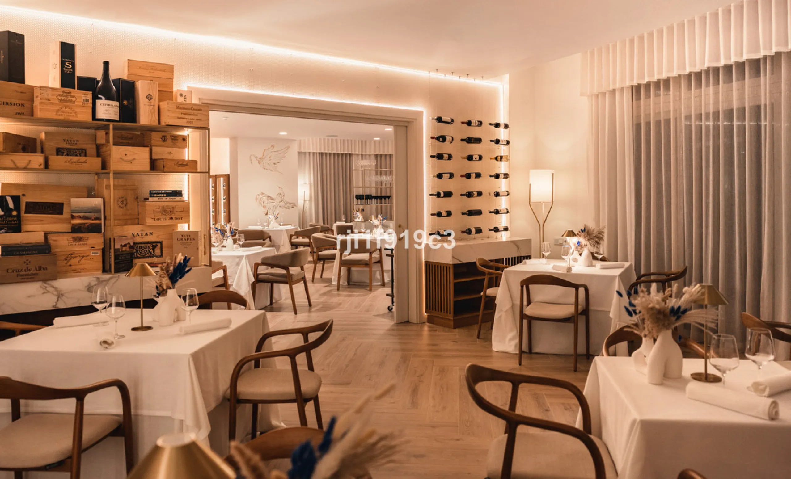 Wunderbares Apartment in der renommierten Wohnanlage Elviria Hills, einer der exklusivsten und begehrtesten Lagen im Osten von Marbella. Dieses elegante Apartment mit 103 m² zeichnet sich durch Großzügigkeit, Helligkeit und ein unvergleichliches Qualitätsniveau aus