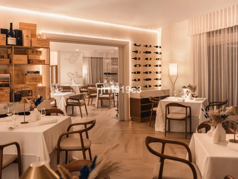 Wunderbares Apartment in der renommierten Wohnanlage Elviria Hills, einer der exklusivsten und begehrtesten Lagen im Osten von Marbella. Dieses elegante Apartment mit 103 m² zeichnet sich durch Großzügigkeit, Helligkeit und ein unvergleichliches Qualitätsniveau aus