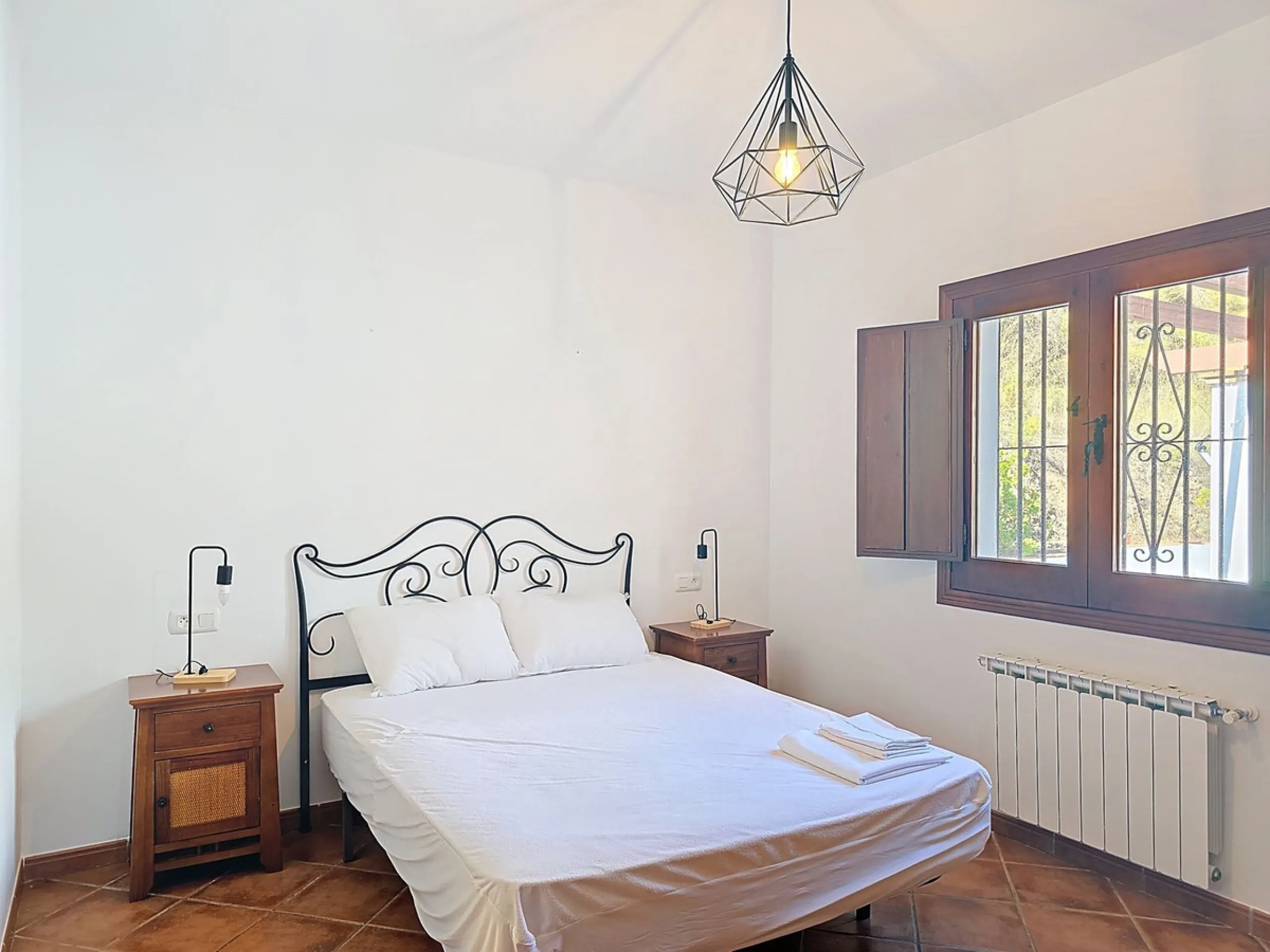 Country Villa with Pool, Garden & Breathtaking Mountain Views – Near Árchez, Málaga