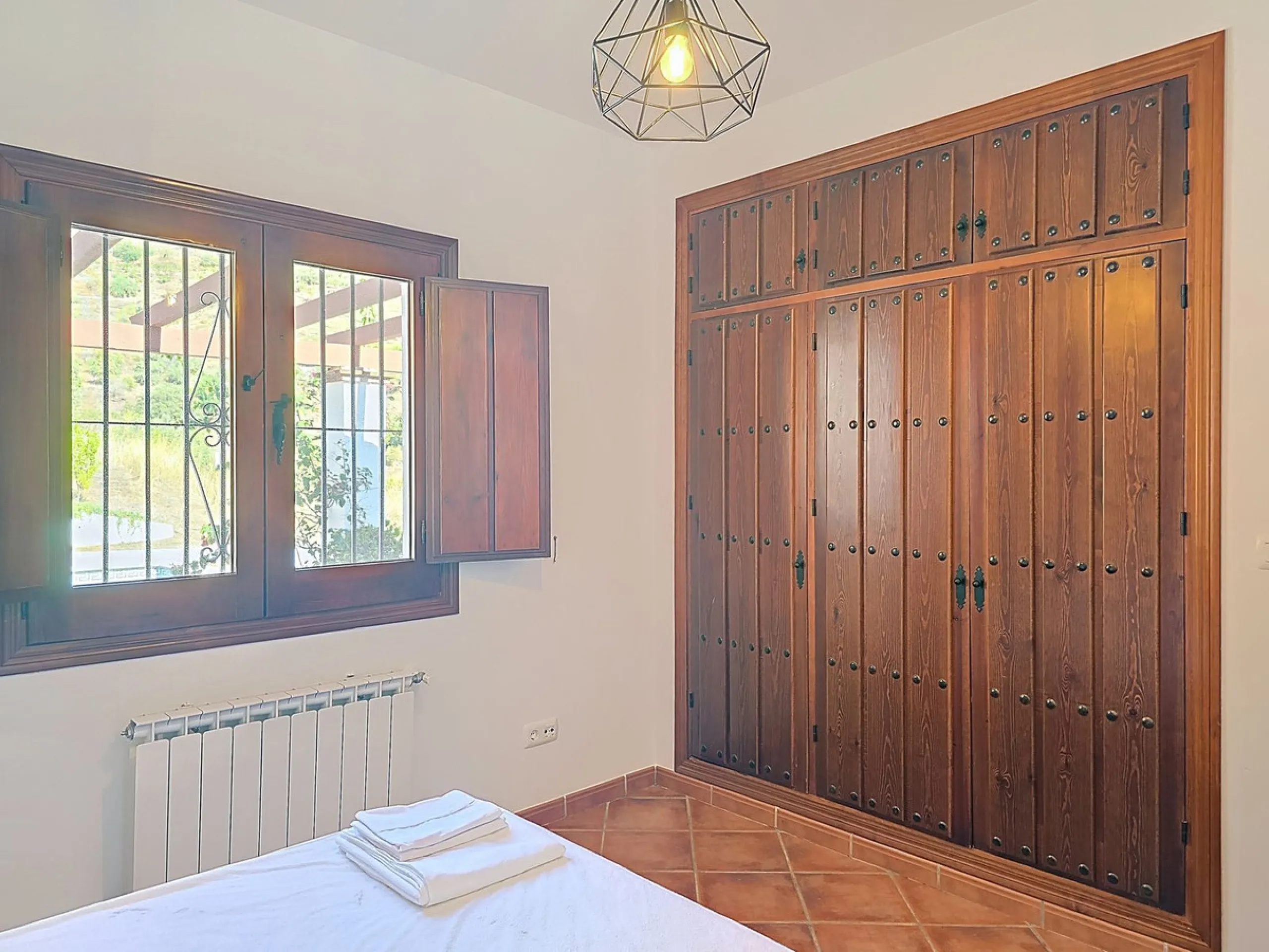 Country Villa with Pool, Garden & Breathtaking Mountain Views – Near Árchez, Málaga