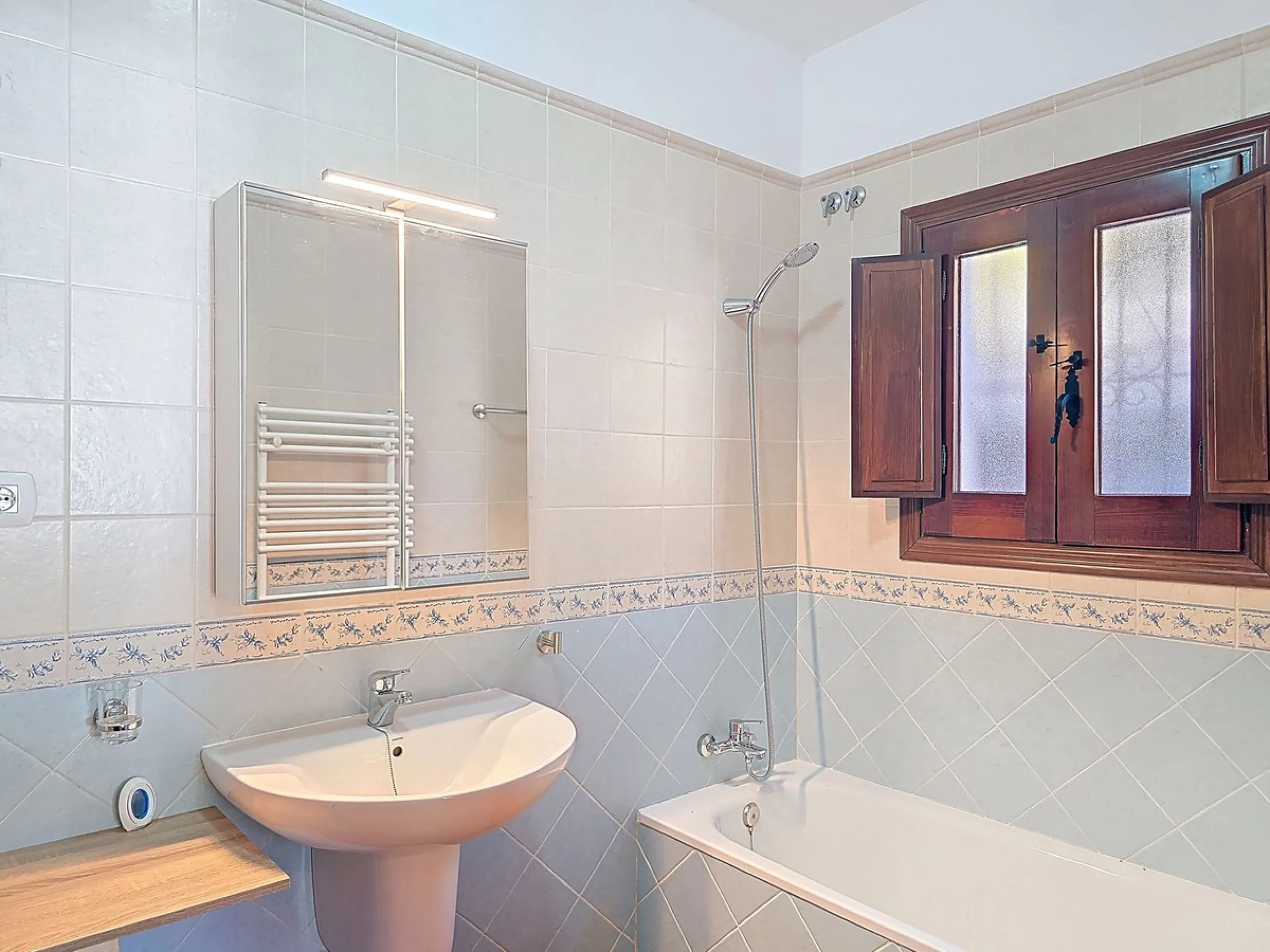 Country Villa with Pool, Garden & Breathtaking Mountain Views – Near Árchez, Málaga