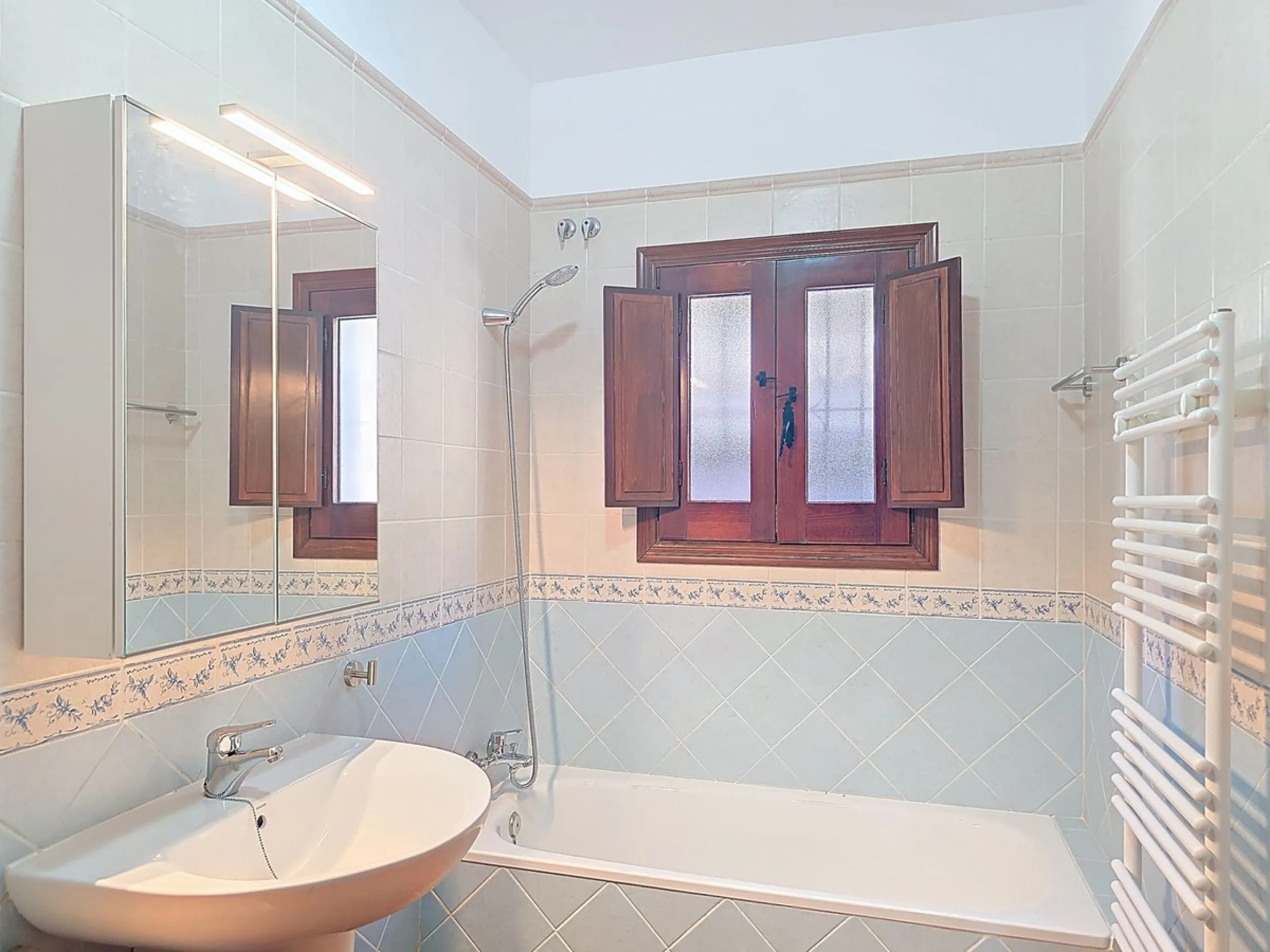 Country Villa with Pool, Garden & Breathtaking Mountain Views – Near Árchez, Málaga
