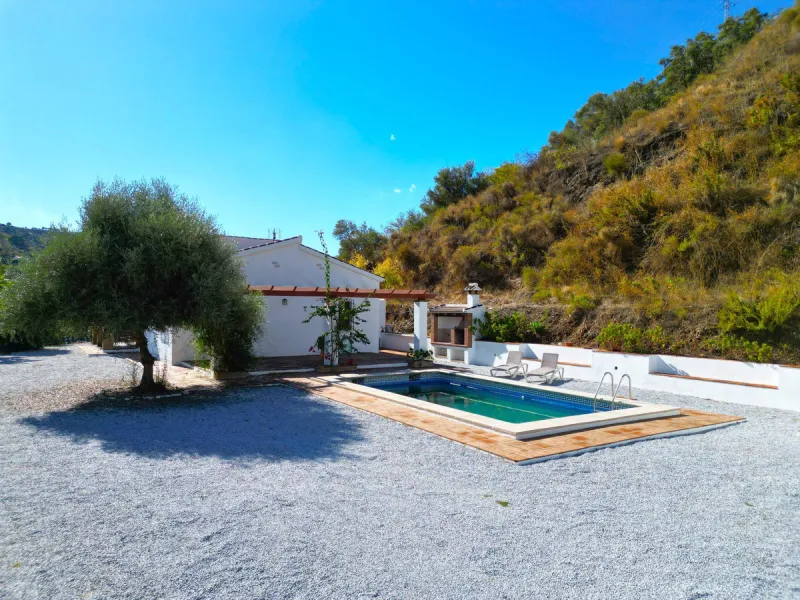 Country Villa with Pool, Garden & Breathtaking Mountain Views – Near Árchez, Málaga