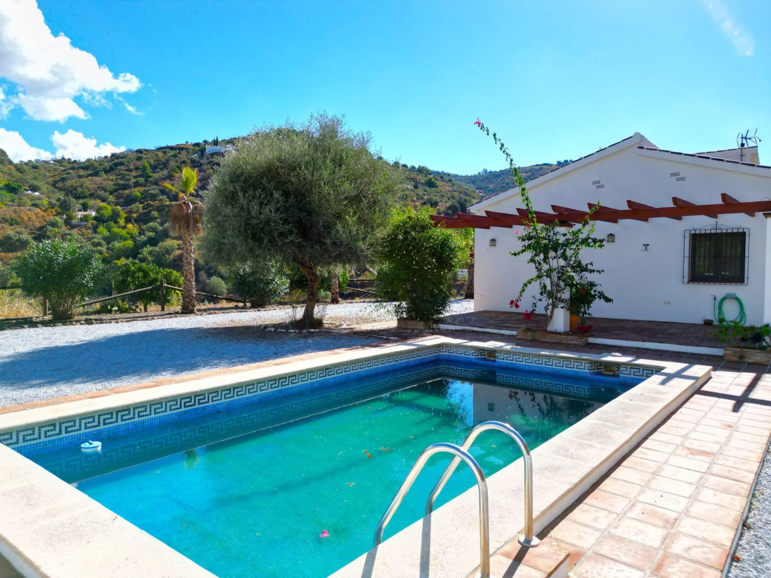 Country Villa with Pool, Garden & Breathtaking Mountain Views – Near Árchez, Málaga