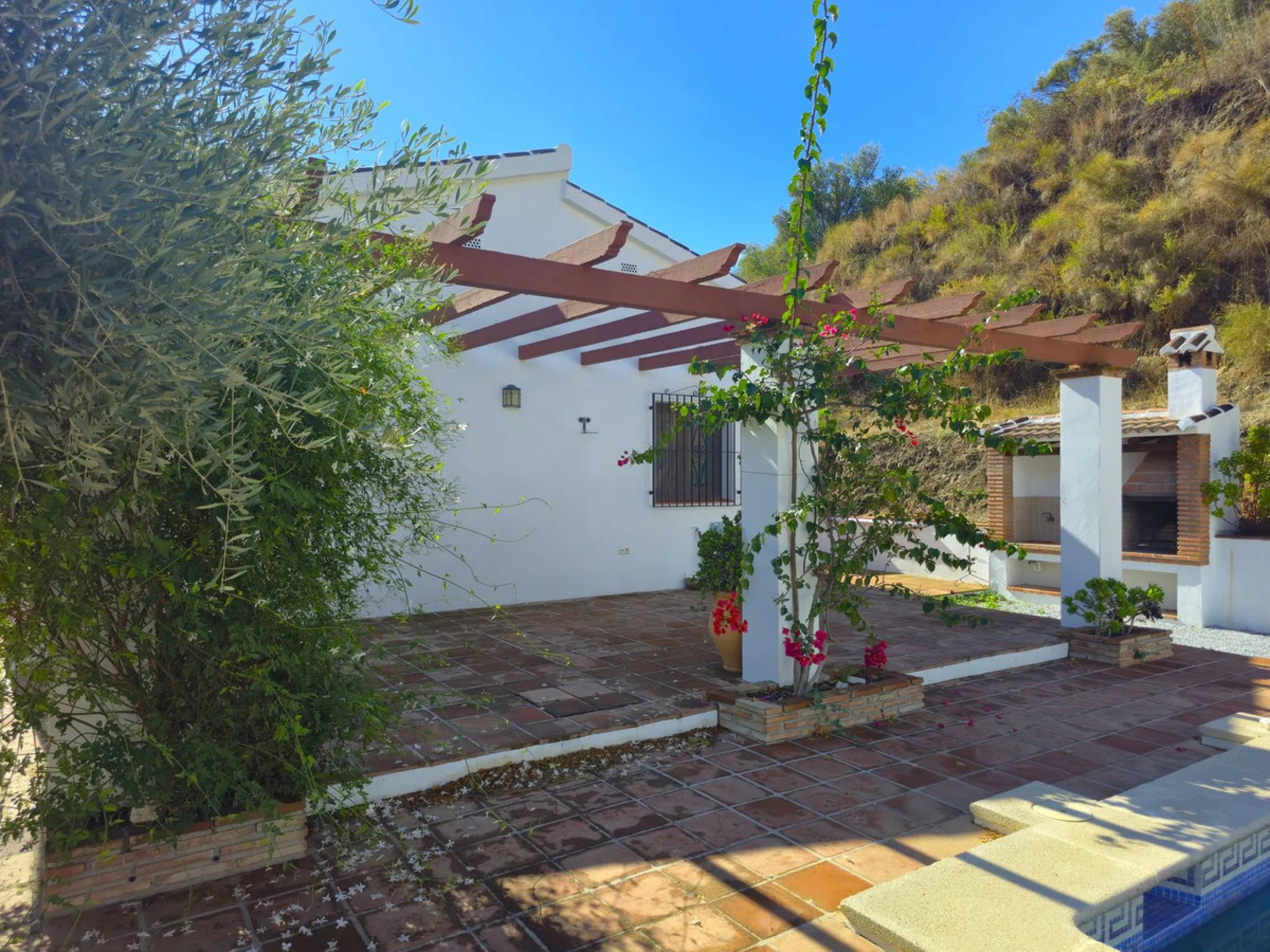 Country Villa with Pool, Garden & Breathtaking Mountain Views – Near Árchez, Málaga