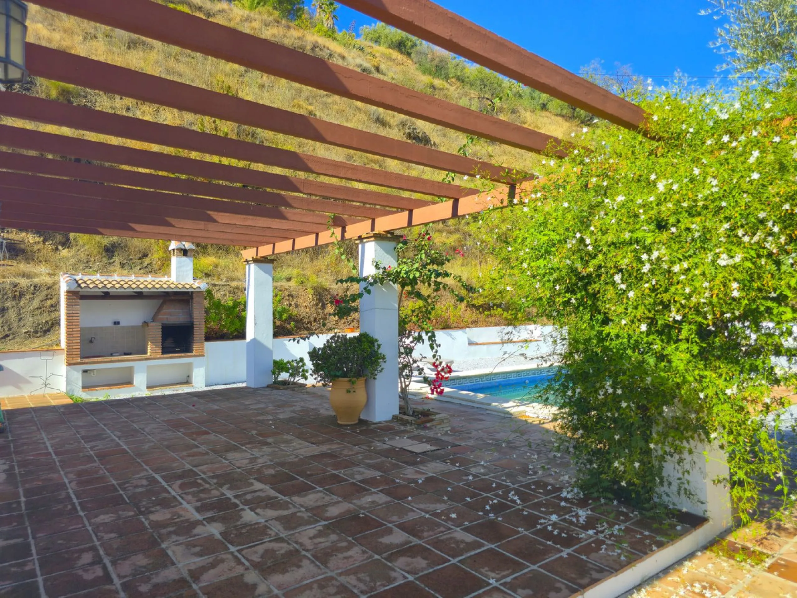 Country Villa with Pool, Garden & Breathtaking Mountain Views – Near Árchez, Málaga