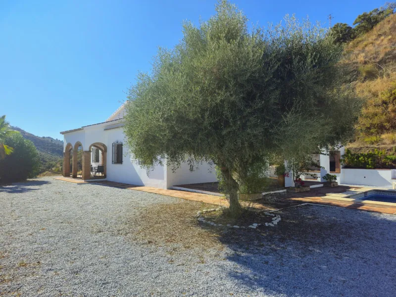 Country Villa with Pool, Garden & Breathtaking Mountain Views – Near Árchez, Málaga