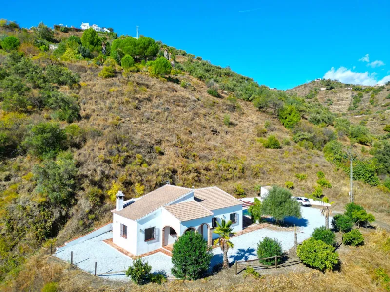 Country Villa with Pool, Garden & Breathtaking Mountain Views – Near Árchez, Málaga
