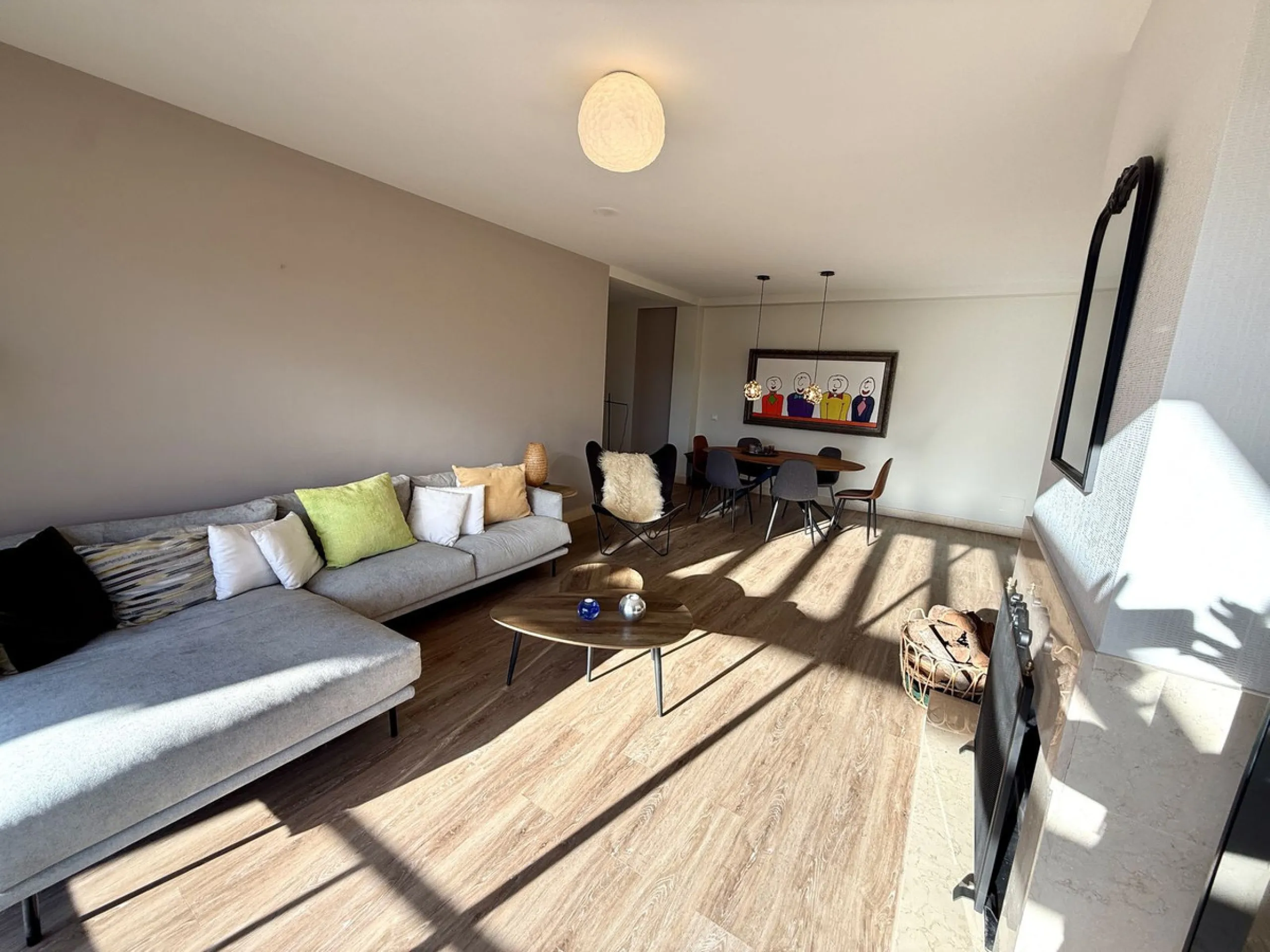 This 3 bedroom luxury duplex penthouse in the sought after urbanisation of Capanes del Golf has one of the best locations within the development.