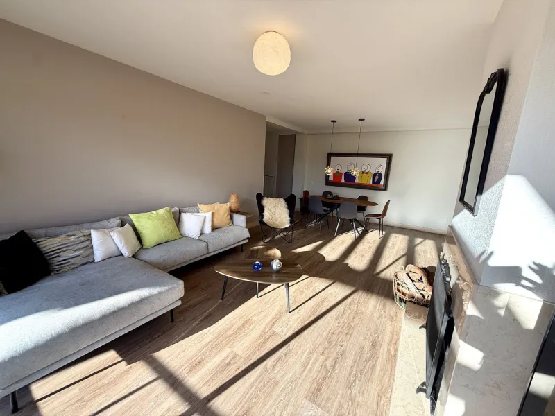 This 3 bedroom luxury duplex penthouse in the sought after urbanisation of Capanes del Golf has one of the best locations within the development.