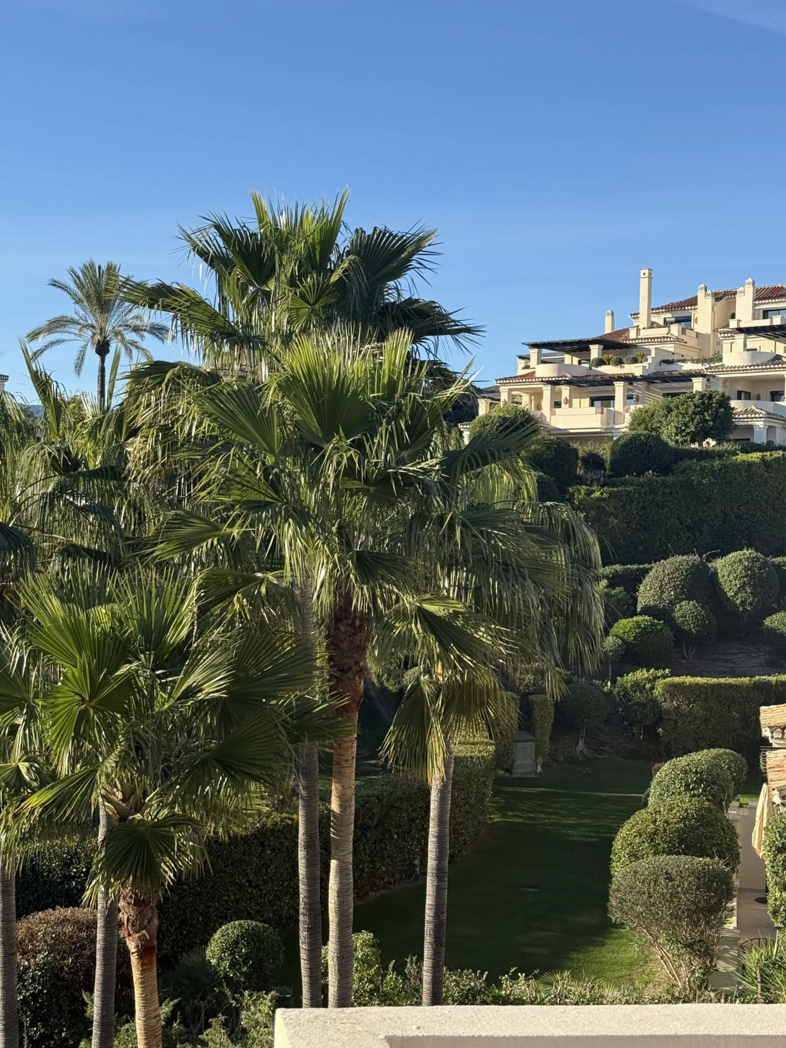This 3 bedroom luxury duplex penthouse in the sought after urbanisation of Capanes del Golf has one of the best locations within the development.