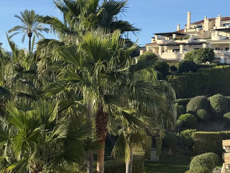 This 3 bedroom luxury duplex penthouse in the sought after urbanisation of Capanes del Golf has one of the best locations within the development.