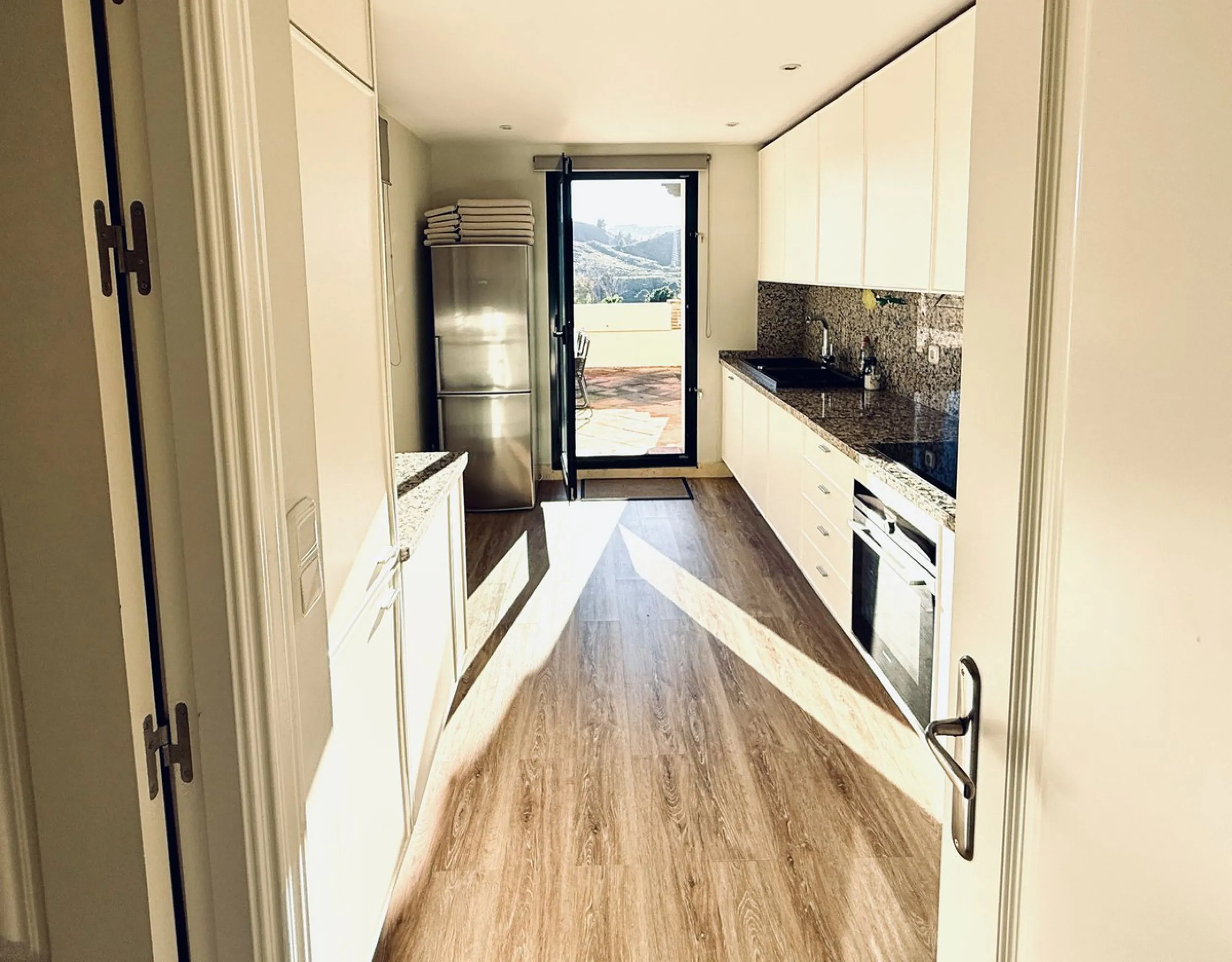 This 3 bedroom luxury duplex penthouse in the sought after urbanisation of Capanes del Golf has one of the best locations within the development.