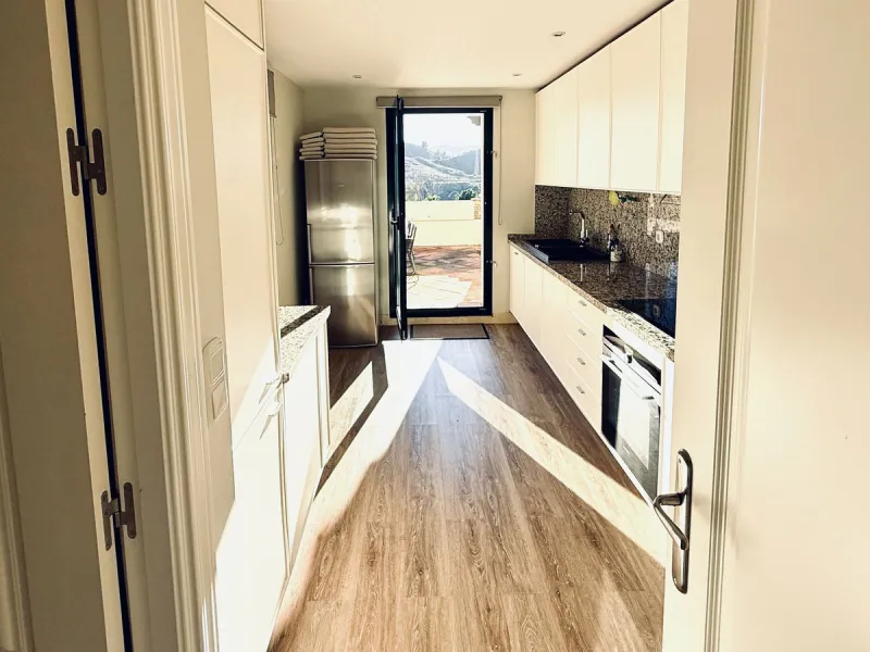 This 3 bedroom luxury duplex penthouse in the sought after urbanisation of Capanes del Golf has one of the best locations within the development.