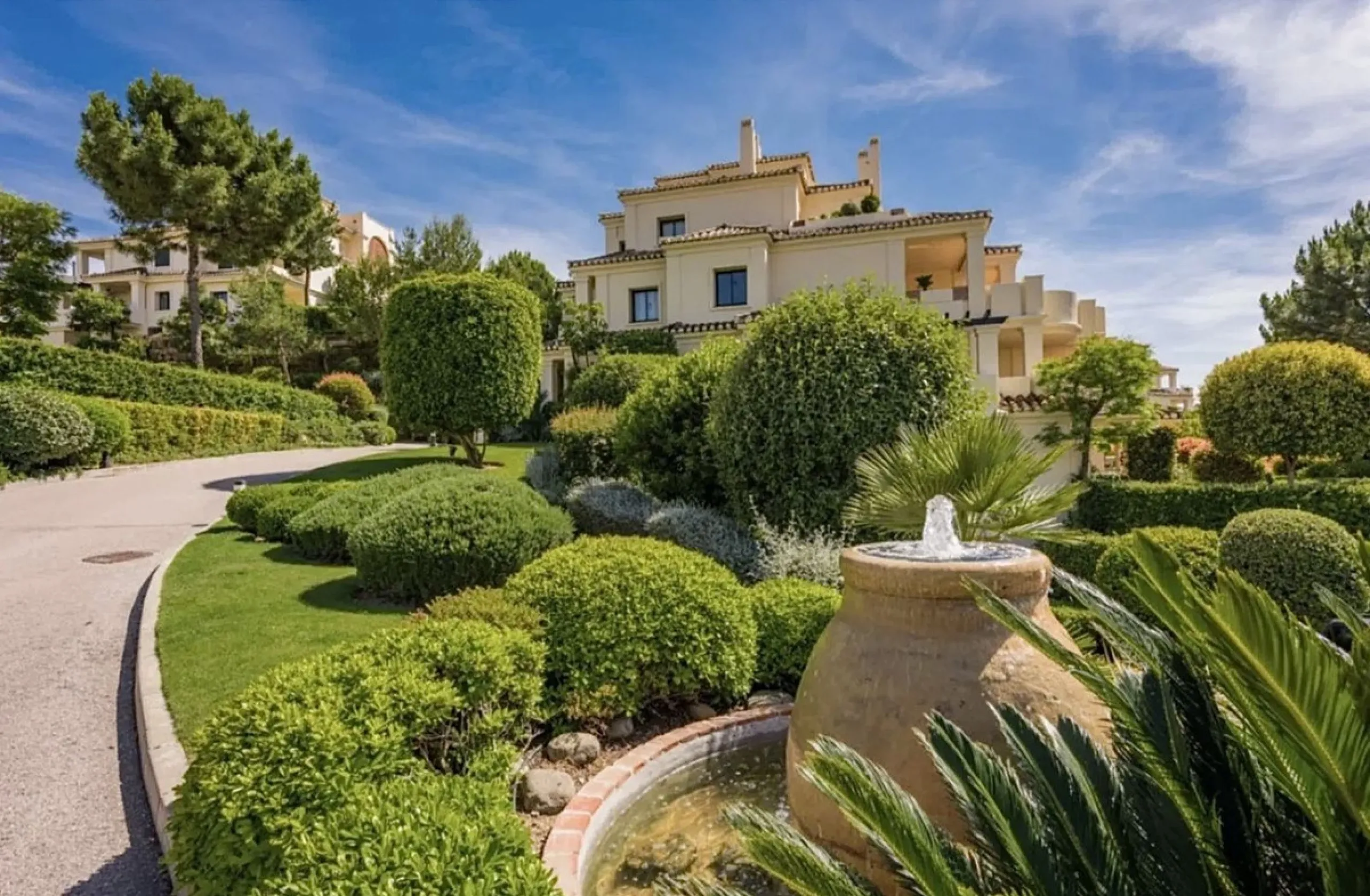 This 3 bedroom luxury duplex penthouse in the sought after urbanisation of Capanes del Golf has one of the best locations within the development.