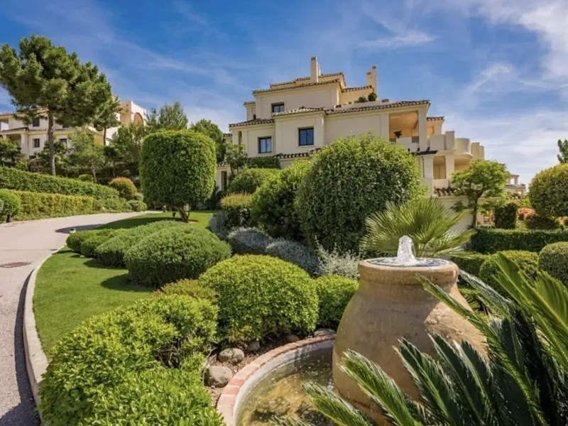 This 3 bedroom luxury duplex penthouse in the sought after urbanisation of Capanes del Golf has one of the best locations within the development.