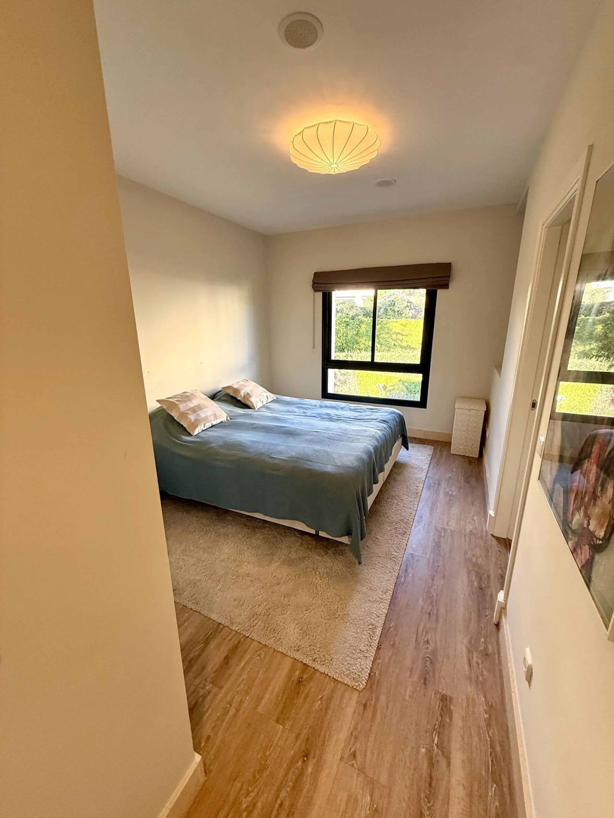 This 3 bedroom luxury duplex penthouse in the sought after urbanisation of Capanes del Golf has one of the best locations within the development.
