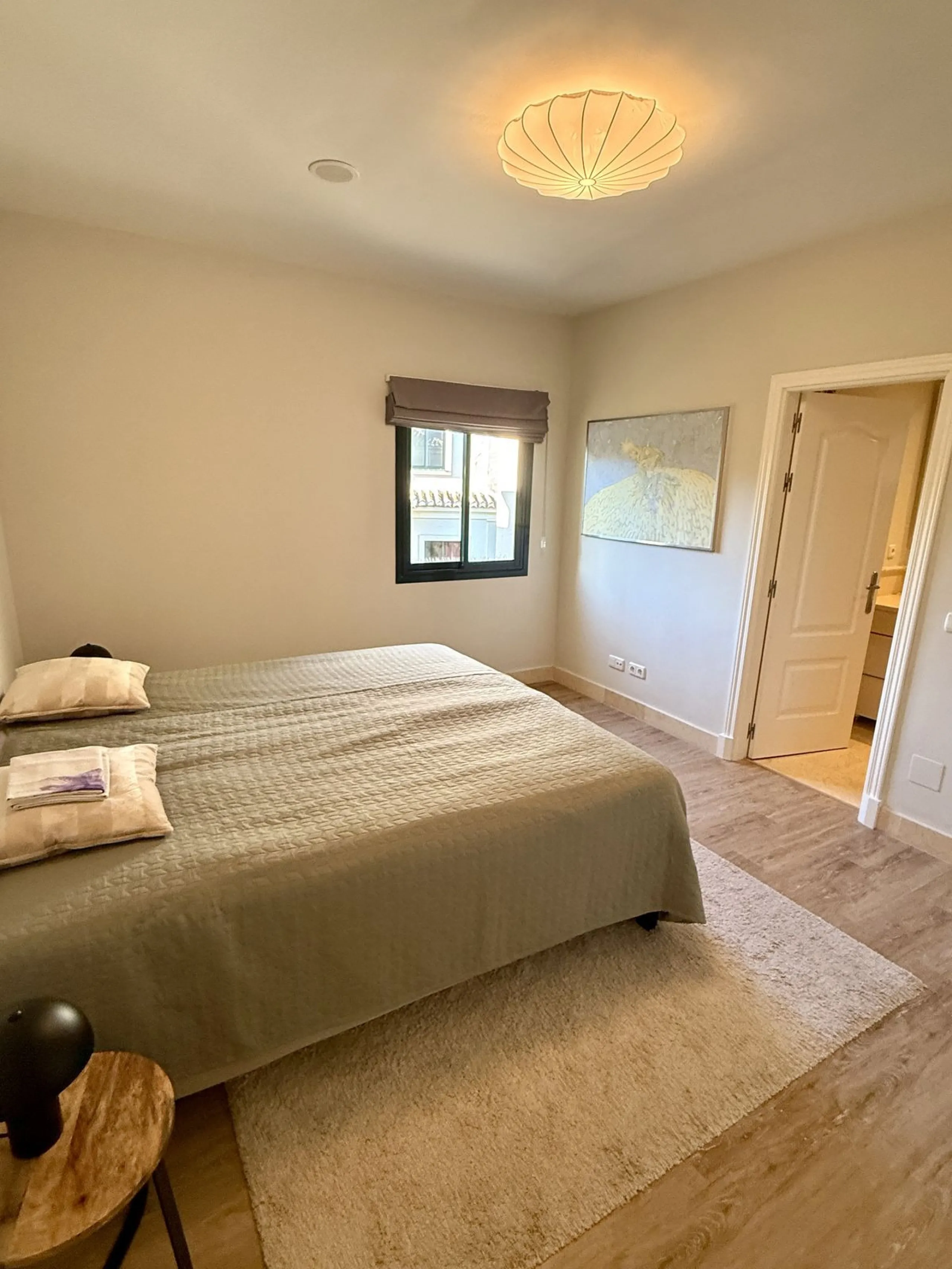 This 3 bedroom luxury duplex penthouse in the sought after urbanisation of Capanes del Golf has one of the best locations within the development.