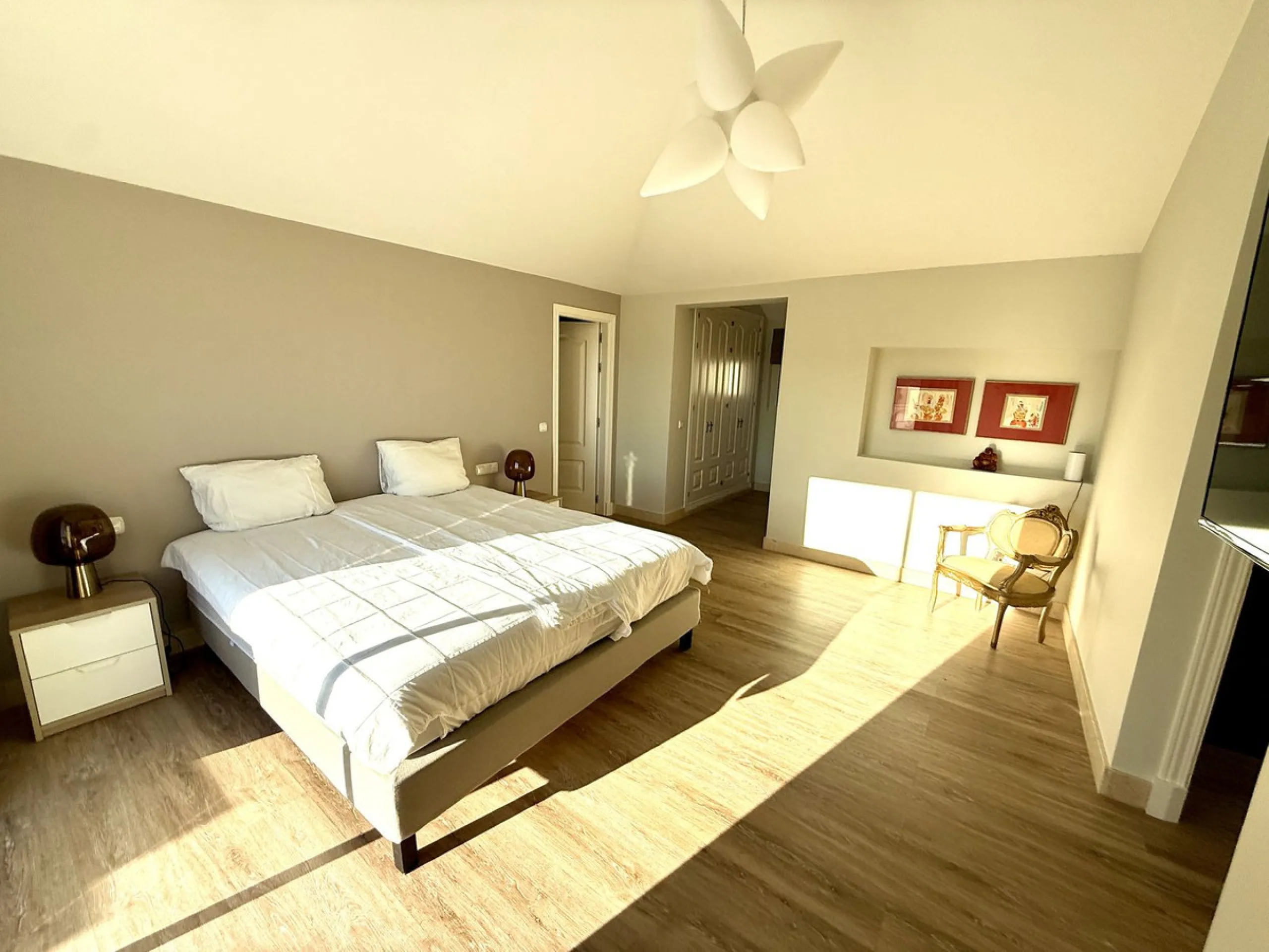 This 3 bedroom luxury duplex penthouse in the sought after urbanisation of Capanes del Golf has one of the best locations within the development.