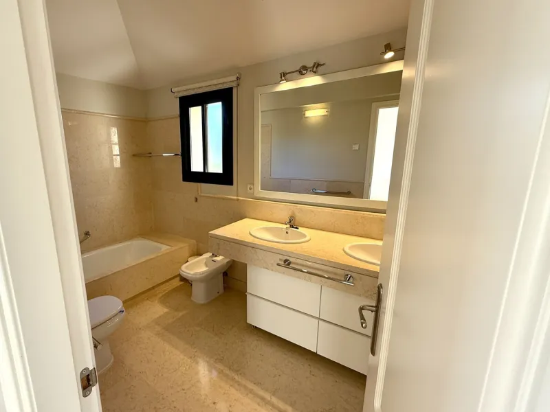 This 3 bedroom luxury duplex penthouse in the sought after urbanisation of Capanes del Golf has one of the best locations within the development.