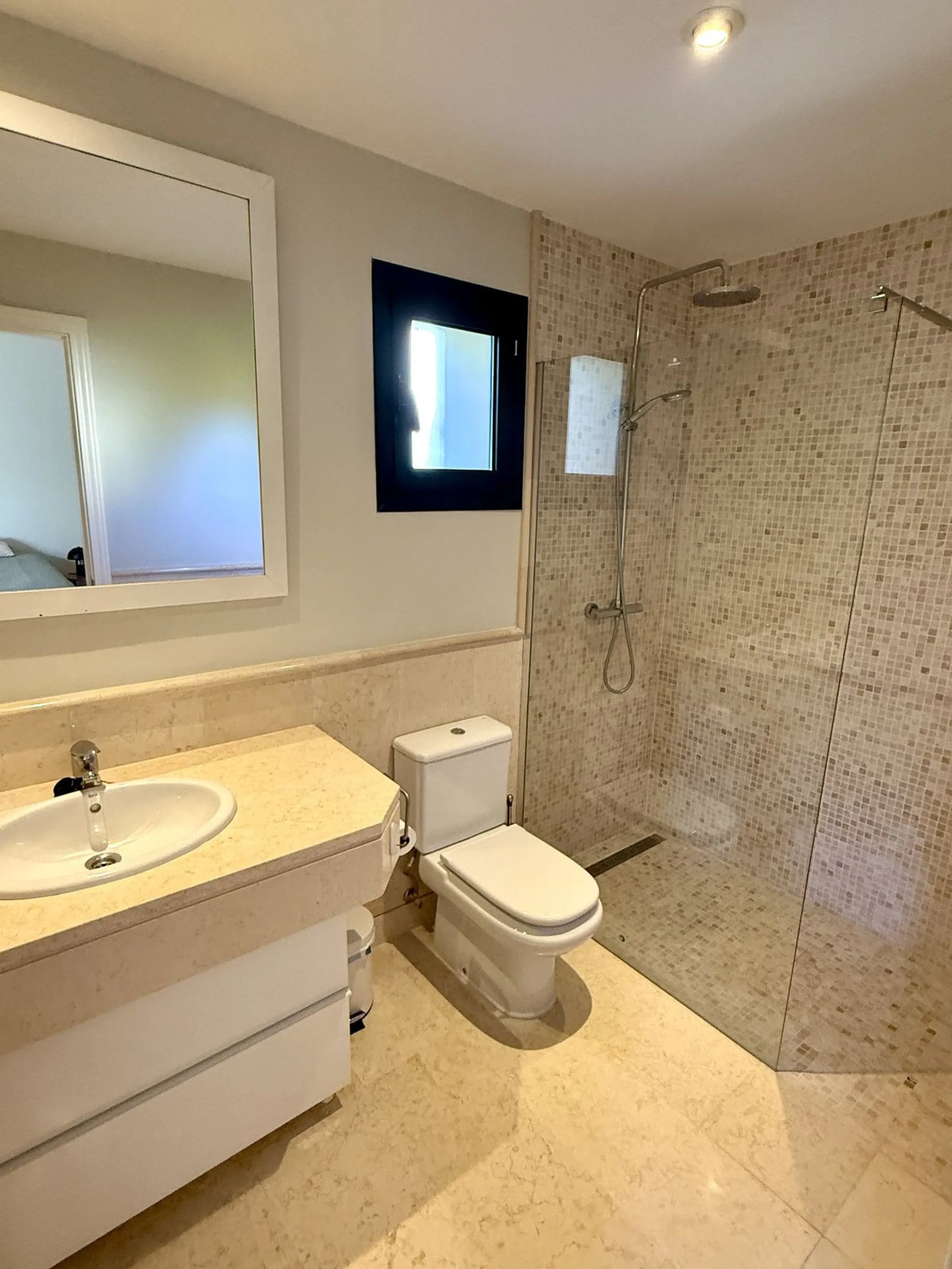 This 3 bedroom luxury duplex penthouse in the sought after urbanisation of Capanes del Golf has one of the best locations within the development.